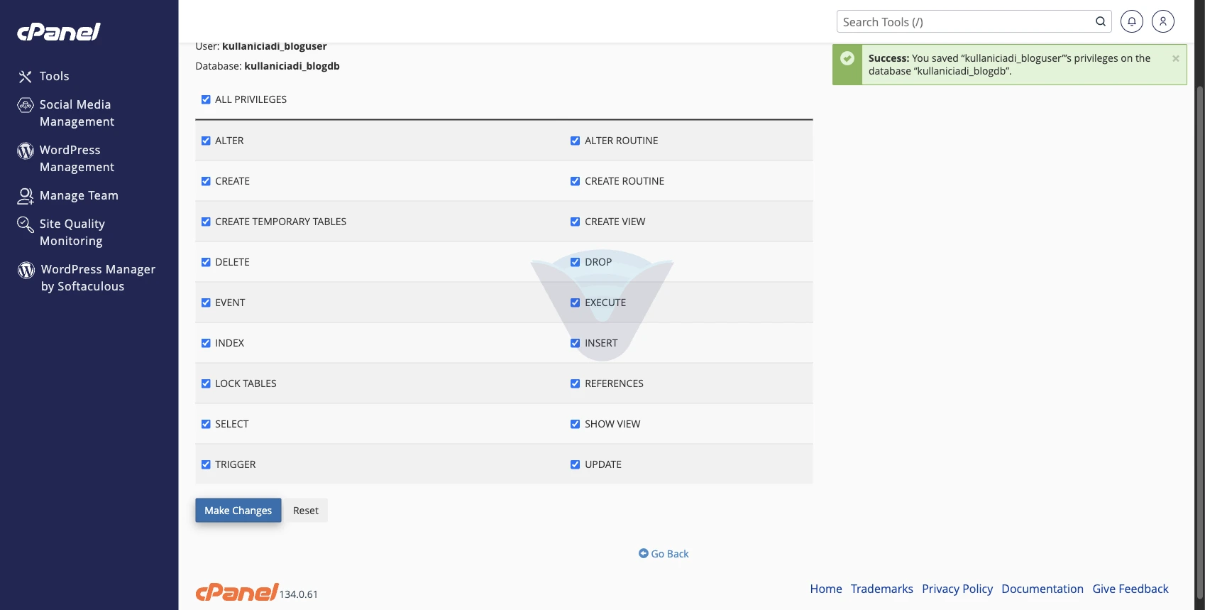 Manage User Privileges sayfasında ALL PRIVILEGES seçili ve başarı mesajı